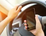 Telefon za kierownicą: 500 zł, 12 pkt. karnych? Uniknij kary!