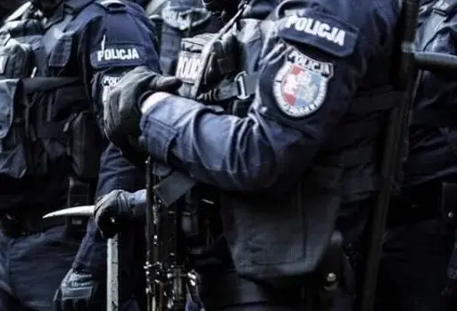 Mundur policjanta: Rodzaje, wyposażenie, stopnie. Kompletny przewodnik