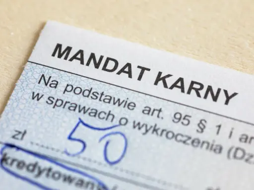 Fragment mandatu karnego z kwotą 50 zł.